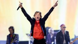 Мик Джагър от The Rolling Stones изпълнява на сцената по време на концерт като част от тяхното 