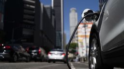 Електрическо превозно средство е включено в зарядно устройство в Лос Анджелис, четвъртък, 25 август 2022 г. 