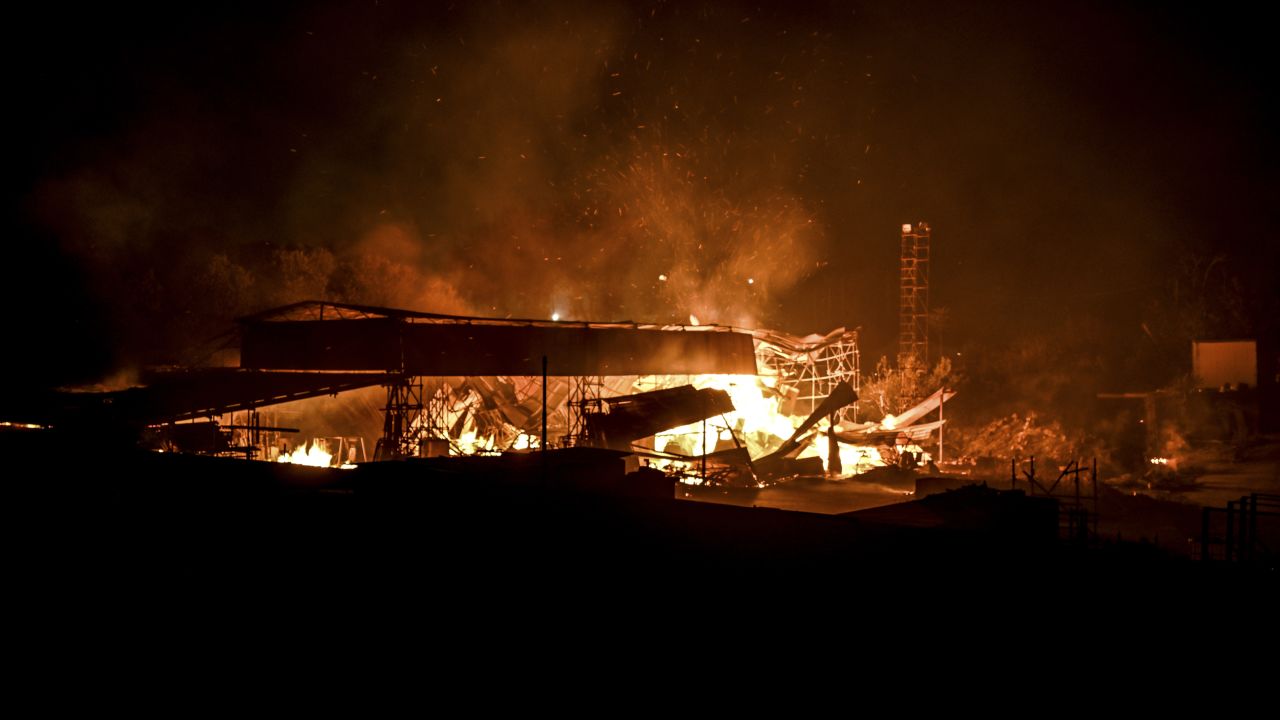 Заброшенный сарай охвачен пламенем в провинции Катания, Италия, во вторник.