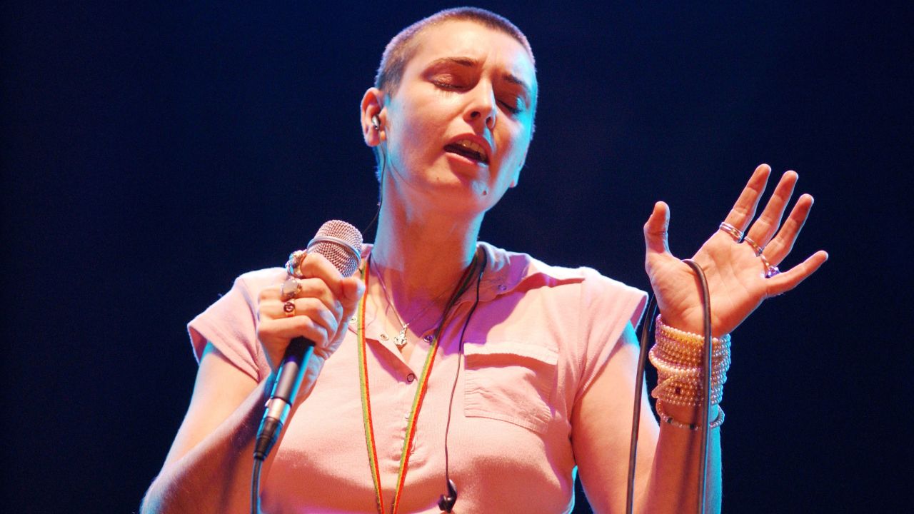 愛爾蘭歌手西妮德·奧康納 (Sinéad O'Connor) 2003 年在都柏林演出。