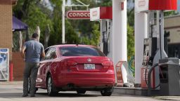  Моторист паркира близо до помпите на бензиностанция в четвъртък, 22 юни 2023 г., в Денвър. (AP Photo/David Zalubowski)