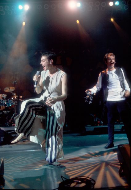 O'Connor performs with Peter Gabriel at a concert in Milwaukee in September 1993.