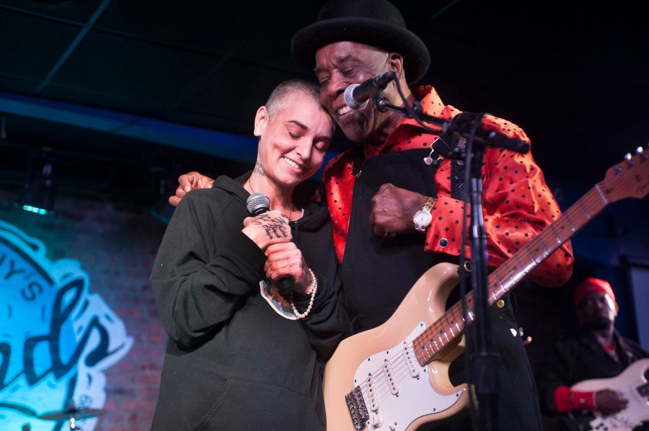 O'Connor and blues musician Buddy Guy perform in Chicago in 2016.