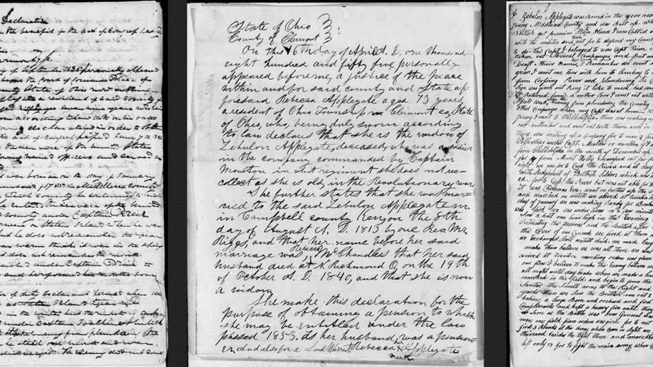 Първата страница на разказа за молбата за пенсия на Zebulon Applegate съгласно Закона от 1832 г. е вляво. Първата страница с разказ на свидетелството за молбата за пенсия на Ребека Апългейт съгласно Закона от 1853 г. е в центъра, а писменото свидетелство на Зебулон Апългейт, написано собственоръчно, е вдясно. class=