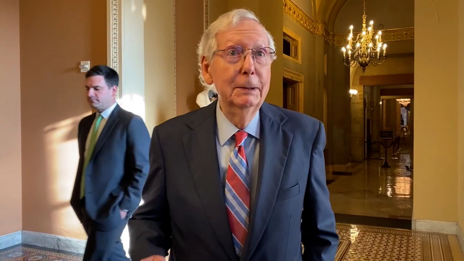 Mitch McConnell briefly leaves press conference after freezing up