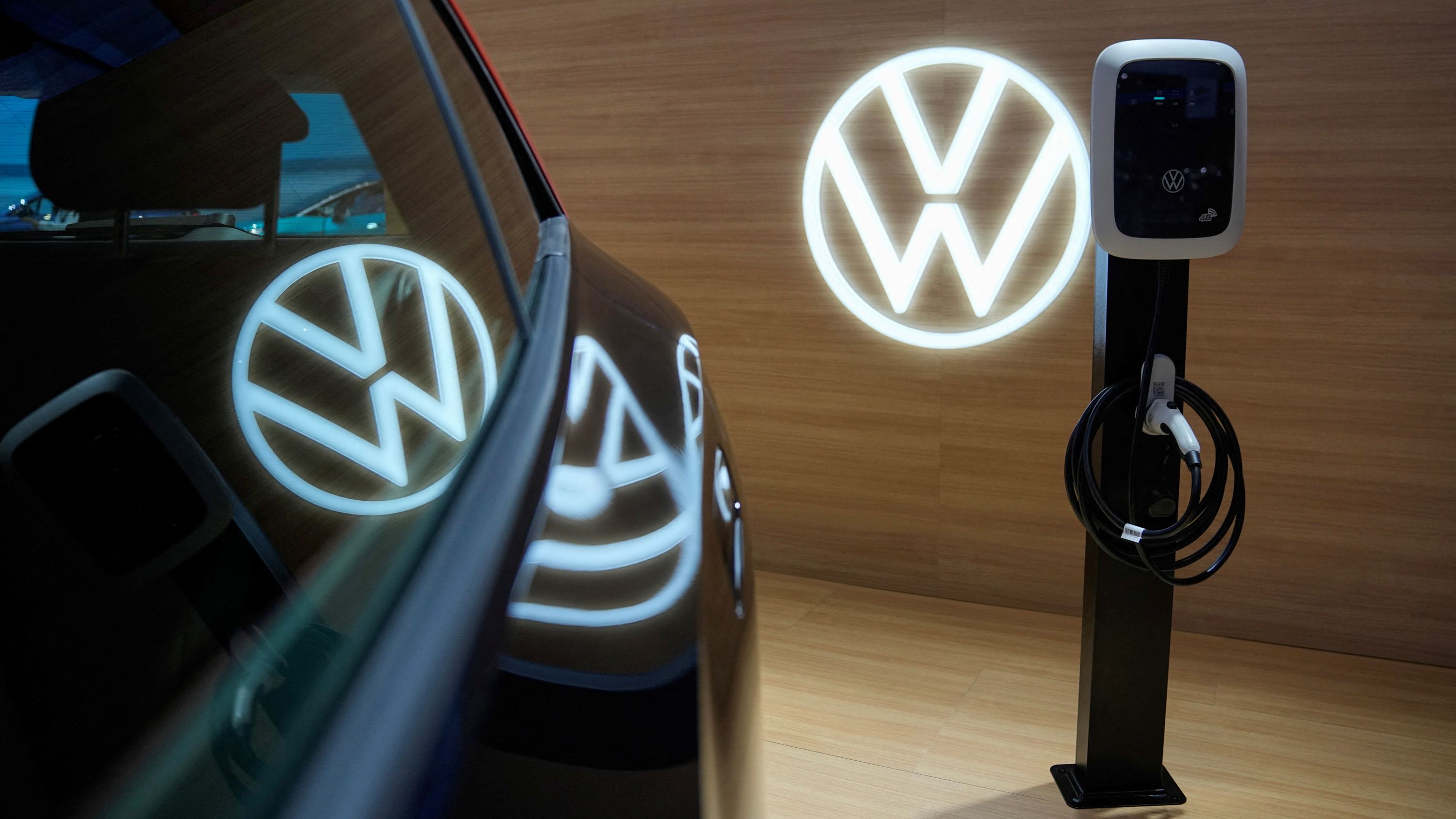 Volkswagen invests $700 million in Chinese EV maker Xpeng to boost sluggish  sales | CNN Business