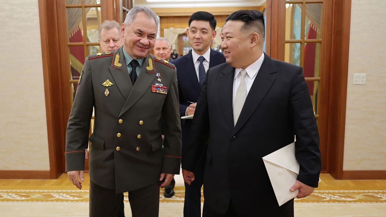 朝鮮領導人金正恩於 2023 年 7 月 26 日在平壤與俄羅斯國防部長謝爾蓋·紹伊古會面。