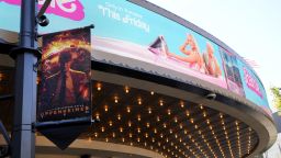  Рекламите за филмите „Oppenheimer“ и „Barbie“ се появяват в AMC Theaters в The Grove в четвъртък, 20 юли 2023 г., в Лос Анджелис.