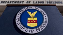 Печатът на Министерството на труда на САЩ виси на подиум пред централата във Вашингтон, окръг Колумбия, САЩ, в четвъртък, 29 август 2019 г. 