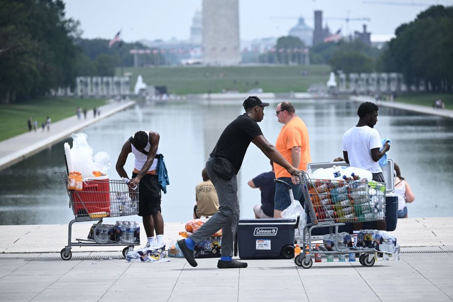 Vendors sell cold drinks near the Lincoln Memorial in Washington, DC, on July 27.