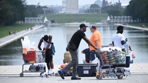 Vendors sell cold drinks near the Lincoln Memorial in Washington, DC, on July 27, 2023, as temperatures are expected to reach record highs. 