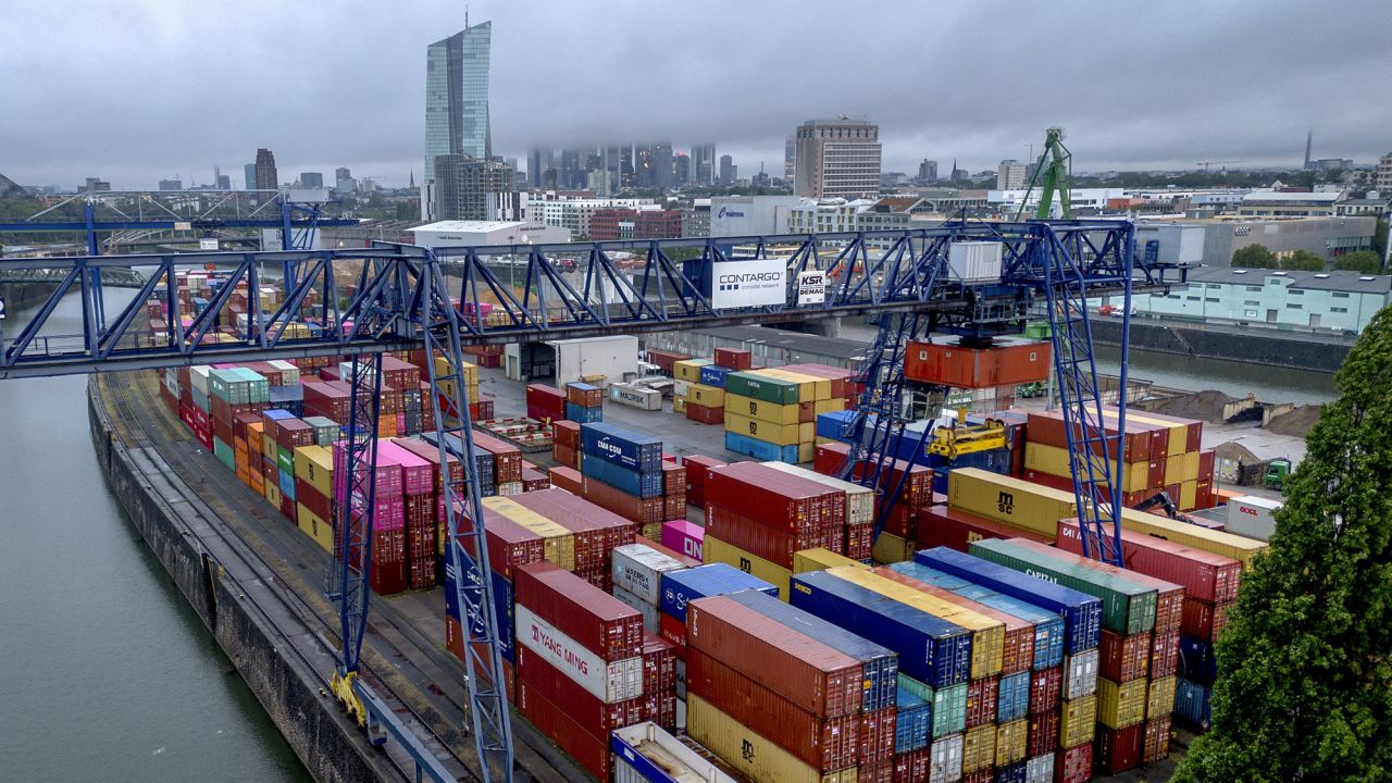 Containere in Frankfurt, Germania.  Principala economie a Europei a incetat sa se mai micsoreze, dar se lupta sa creasca.