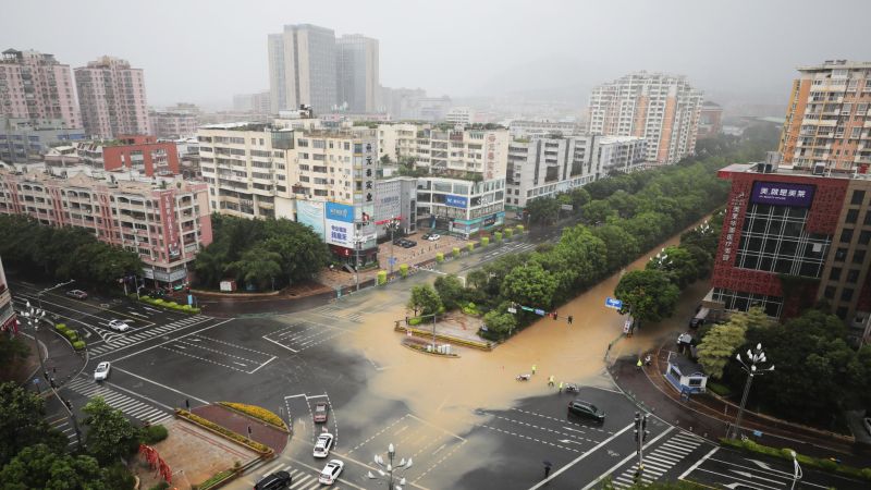 NextImg:Typhoon Doksuri lashes China's Fujian province after leaving 39 dead in the Philippines | CNN