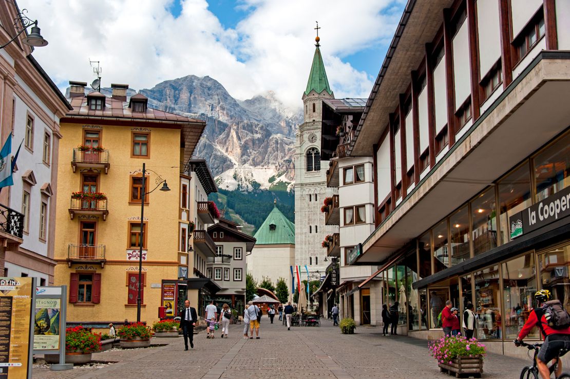 A new "cruise train" will take guests for a weekend in Cortina d'Ampezzo.