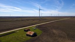 Въздушен изглед показва вятърни турбини по време на обиколка за посвещаването на проекта Limestone Wind в Доусън, Тексас, на 28 февруари 2023 г. 