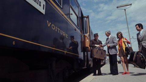 Total field: travelers leave their suitcases with the crew member of the Palatino train in composition with WL (Wagon Lits) carriages and in service for the Rome - Paris express connection
Initial date: 1971