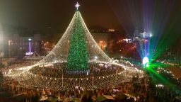 Коледата дърво на Софийския площад в центъра на Киев, Украйна, се вижда на 20 декември 2020 г. на тази снимка от файл. class=