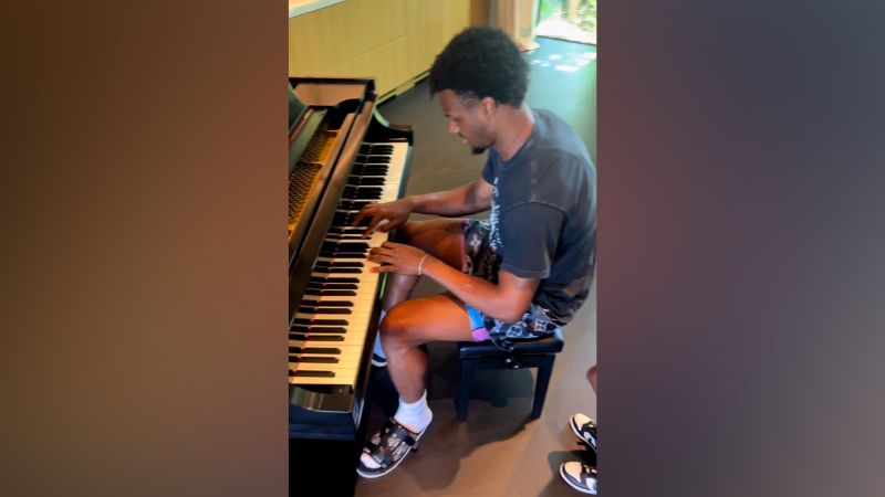ЛеБрон Джеймс споделя видео на сина си Брони, който свири на пиано след сърдечен арест