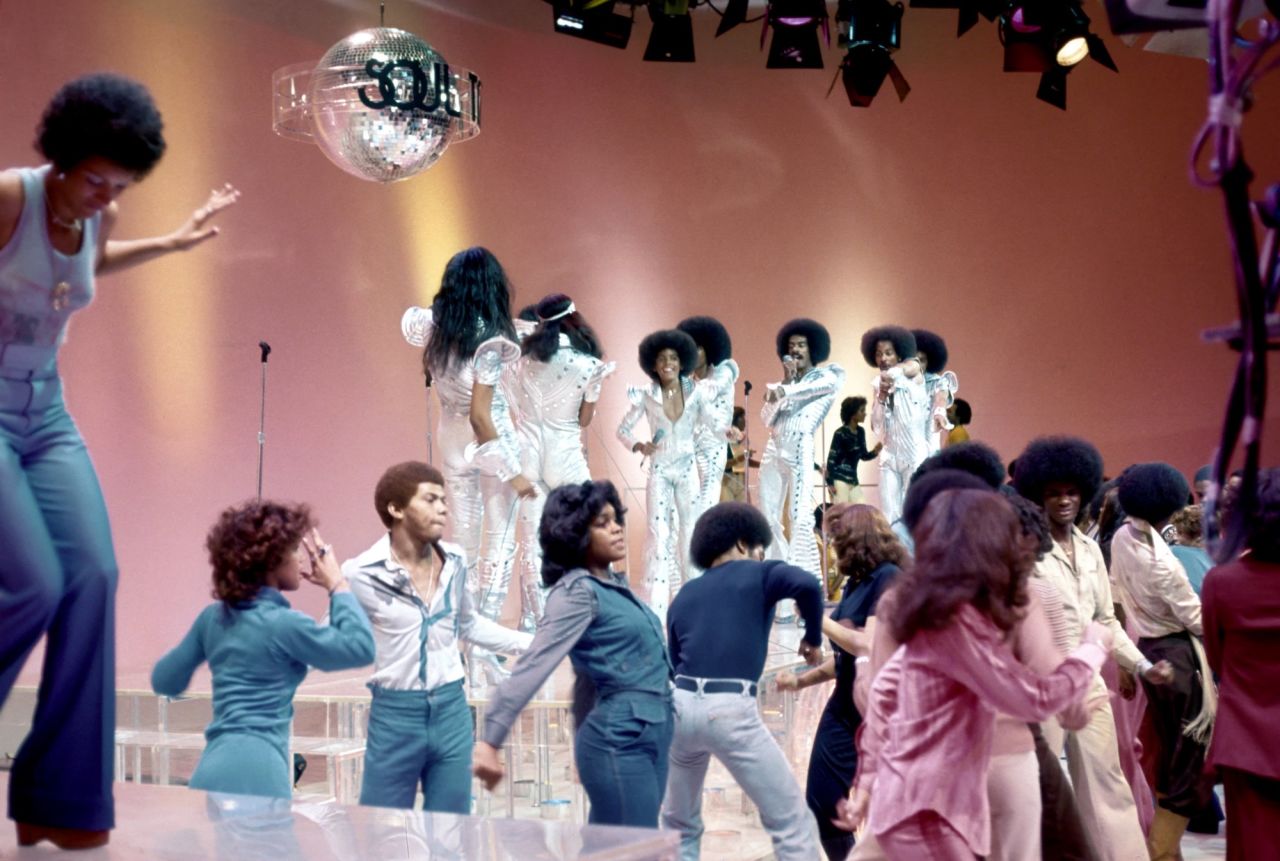 LOS ANGELES, CA - 1976: R&B group The Sylvers perform on Soul Train in 1976 in Los Angeles, California.  (Photo by Michael Ochs Archives/Getty Images)