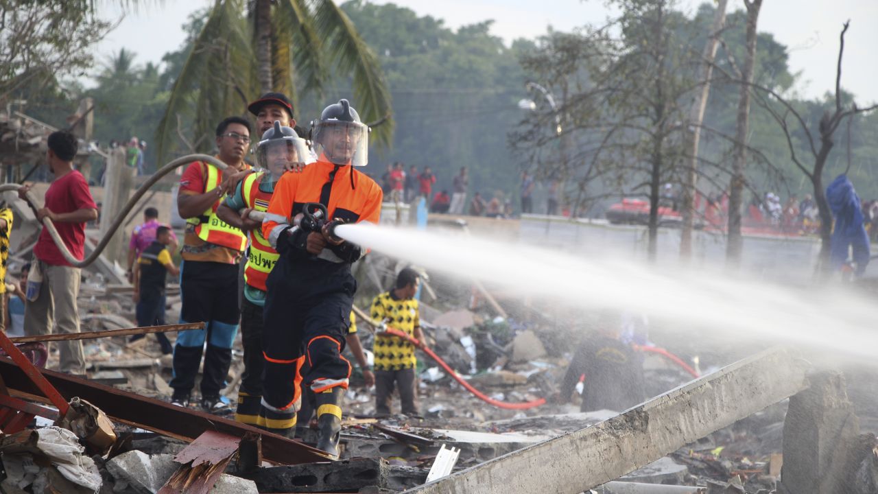 Пожарникар пръска вода след експлозията. 