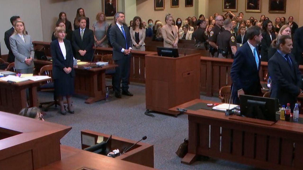 Джони Деп (вдясно) в съдебната зала, както се вижда в "Деп срещу Хърд."
