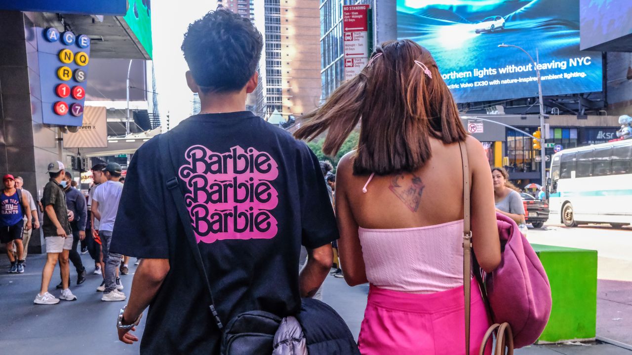 Хората се обличат като куклата Барби, за да присъства на филма за Барби на 21 юли 2023 г. в Ню Йорк. class=