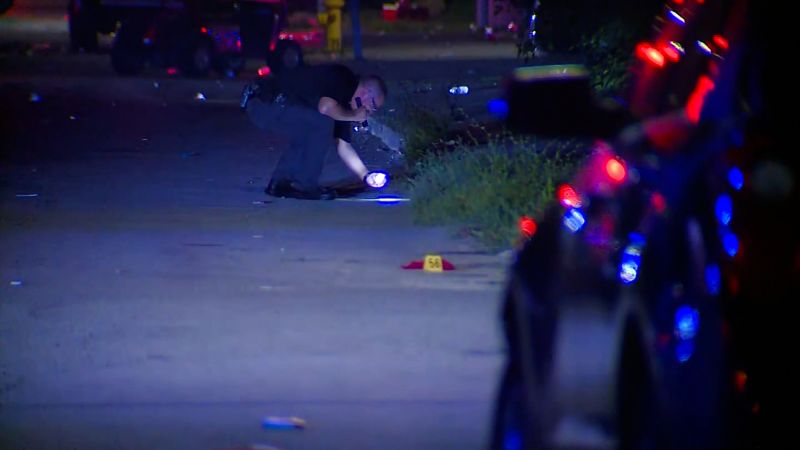 Един мъж беше убит, а други хора бяха откарани по спешност в болници след стрелба на парти в Индиана