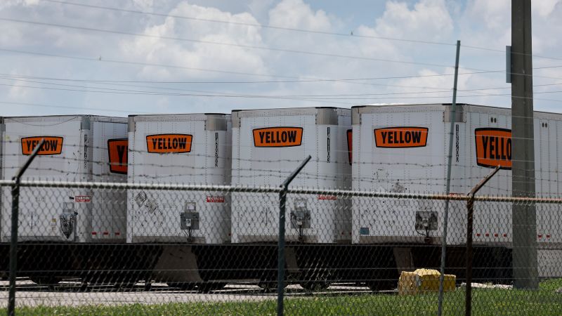 99-годишната транспортна компания Yellow се затваря, оставяйки 30 000 без работа