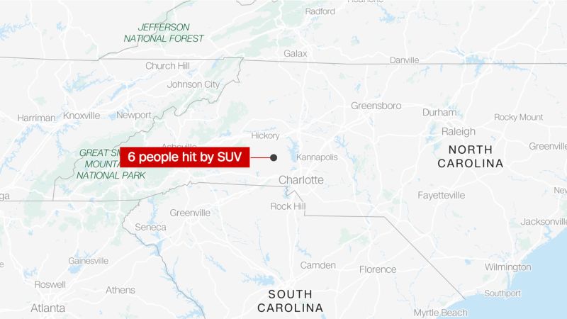 6 работници мигранти бяха блъснати и ранени от SUV пред Walmart в Северна Каролина и властите издирват шофьора, казва полицията