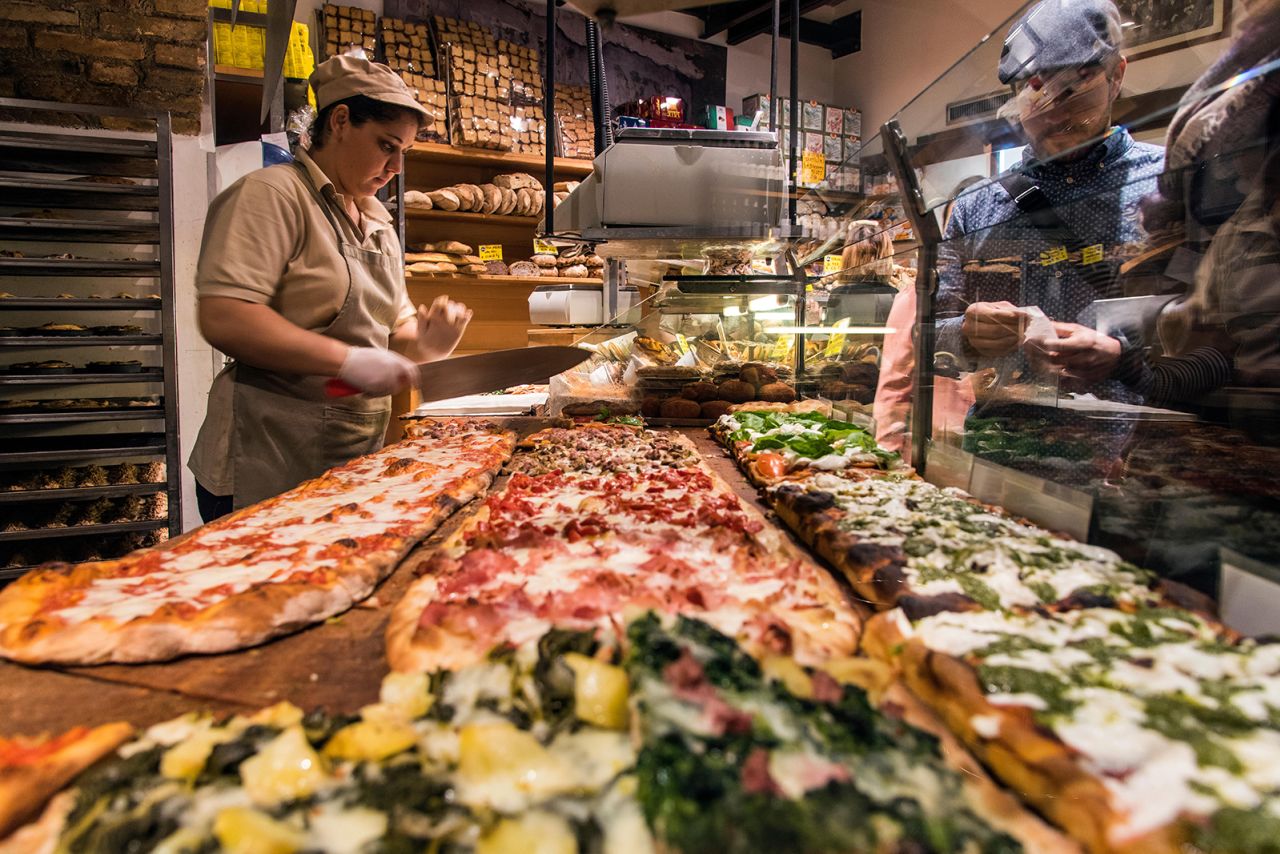 H5HY22 Different varieties of pizza served in a bakery of Trastevere district, Rome, Lazio, Italy