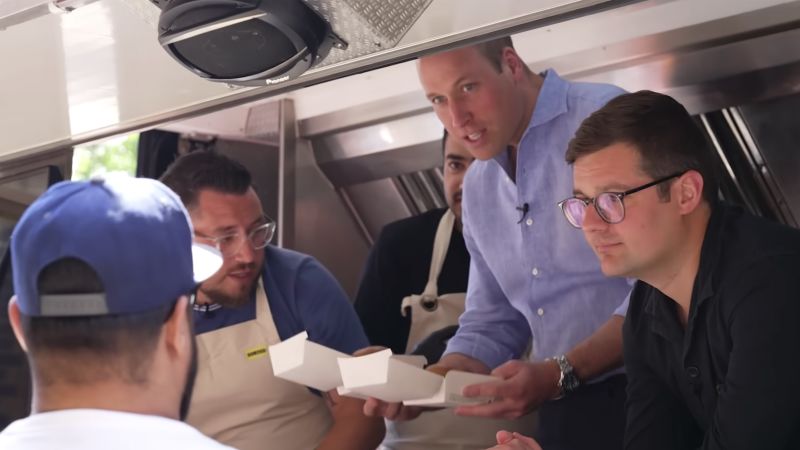 NextImg:Prince William serves veggie burgers to stunned customers | CNN