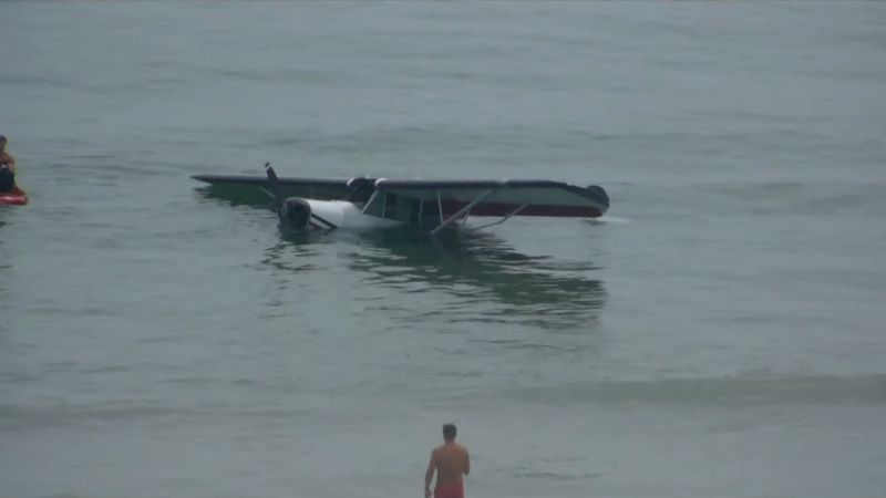 Video: Moment plane crash lands in Hampton Beach, New Hampshire - CNN