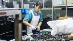  Работник произвежда автомобилни лагери във фабрика в Ханджоу, в източната провинция Zhejiang в Китай, на 31 юли 2023 г. 