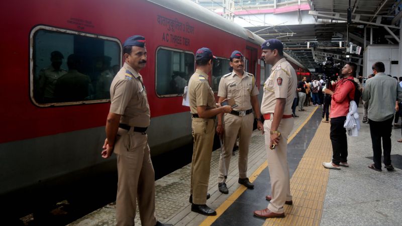 Служител по сигурността на индийската железница откри огън по движещ