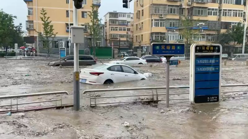 Най-проливният дъжд от десетилетие уби 11 души в Пекин, докато бушуващите порои отнасят пътища и коли