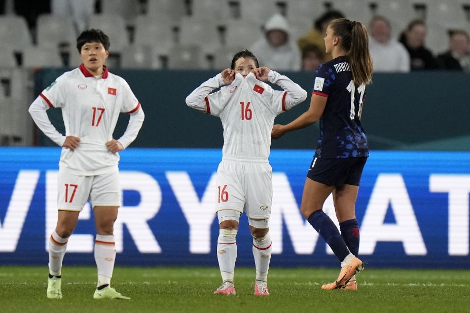 Vietnamese players Trần Thị Thu Thảo, left, and Dương Thị Vân react after the loss to the Netherlands.