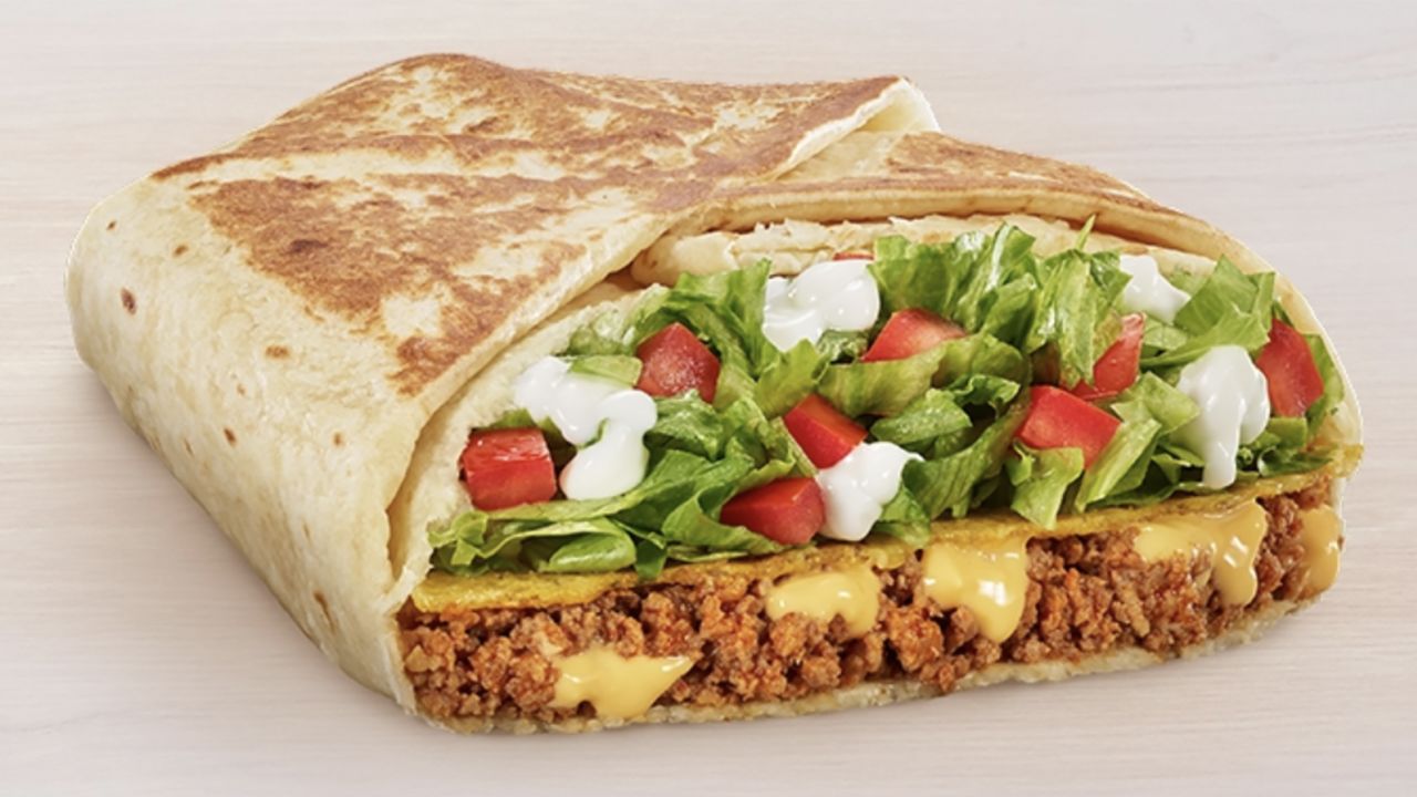 Crunchwrap Supreme, както е показано, рекламирано на уебсайта на Taco Bell, което Siragusa включи в делото. 