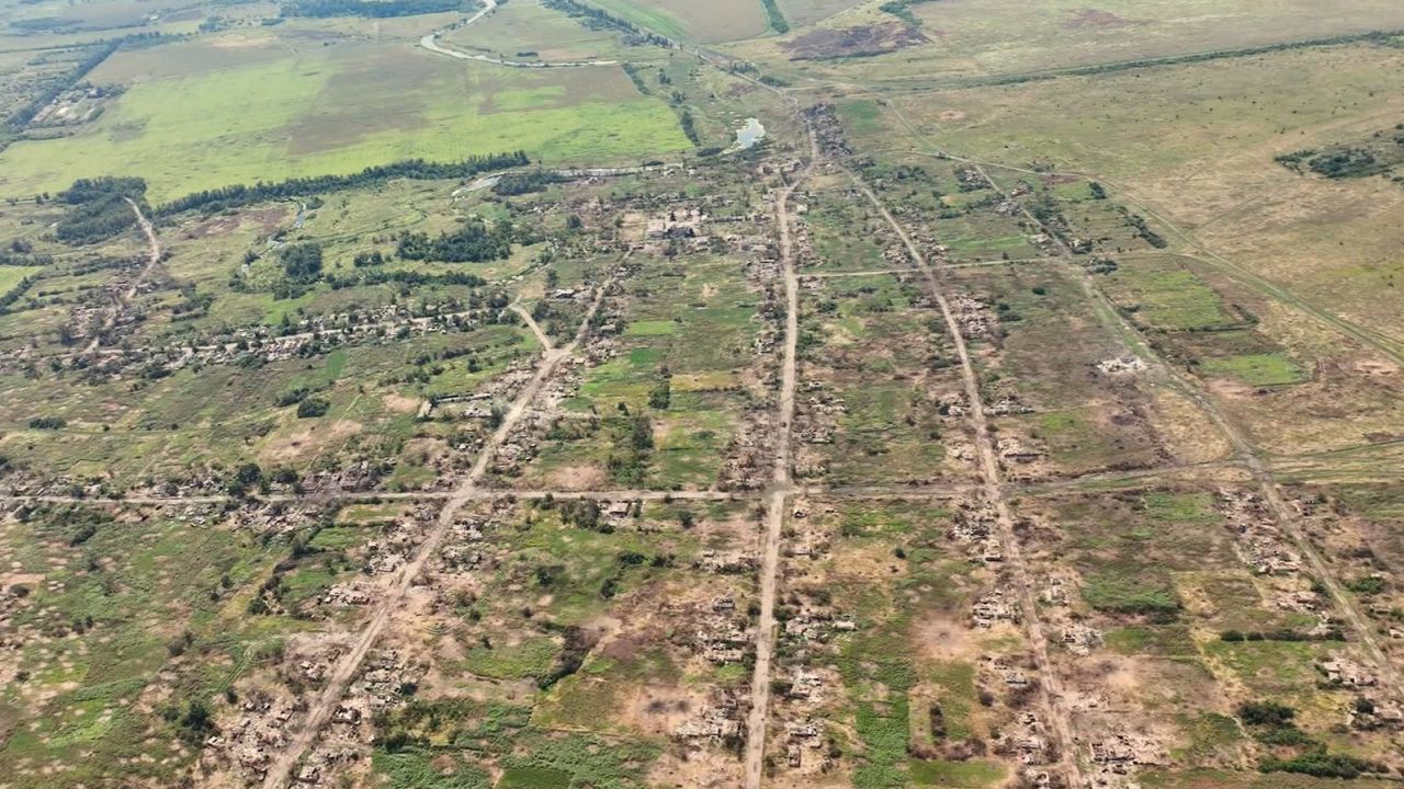  Изображения от кадри от дрон показват огромните щети в Старомайорске, Украйна. class=