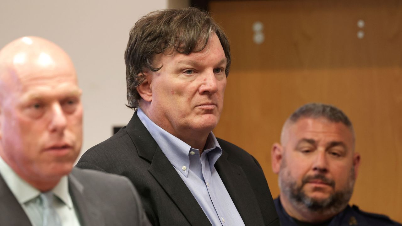 Рекс Хойерман, заподозреният за убийствата в Гилго Бийч, се яви в съда на окръг Съфолк на 1 август.