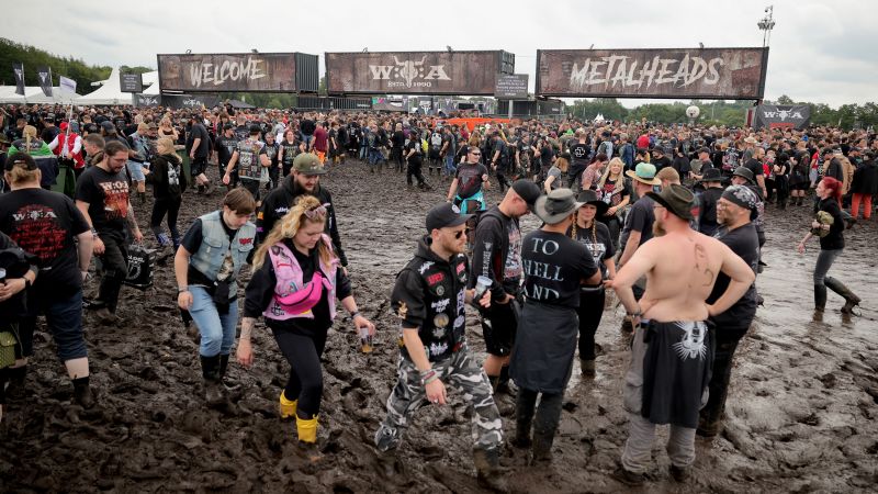 Германският хеви метъл фестивал спира допускането, тъй като дъждът превръща сайта в кал