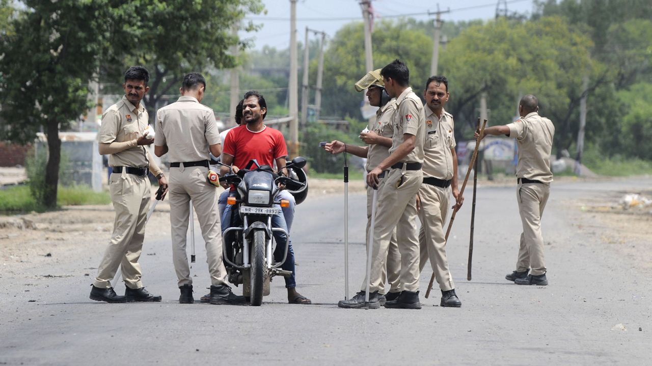 Haryana Polisi, 1 Ağustos 2023'te Hindistan'ın Gurugram kentinde Nuh Chowk yakınlarında kontroller yapıyor. 