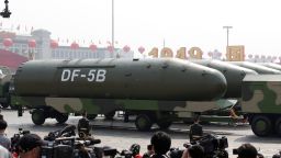 Военни превозни средства, превозващи междуконтинентални балистични ракети DF-5B, преминават покрай площад Тянанмън по време на военен парад, отбелязващ 70-ата годишнина от основаването на Китайската народна република, проведен в Пекин през 2019 г. 