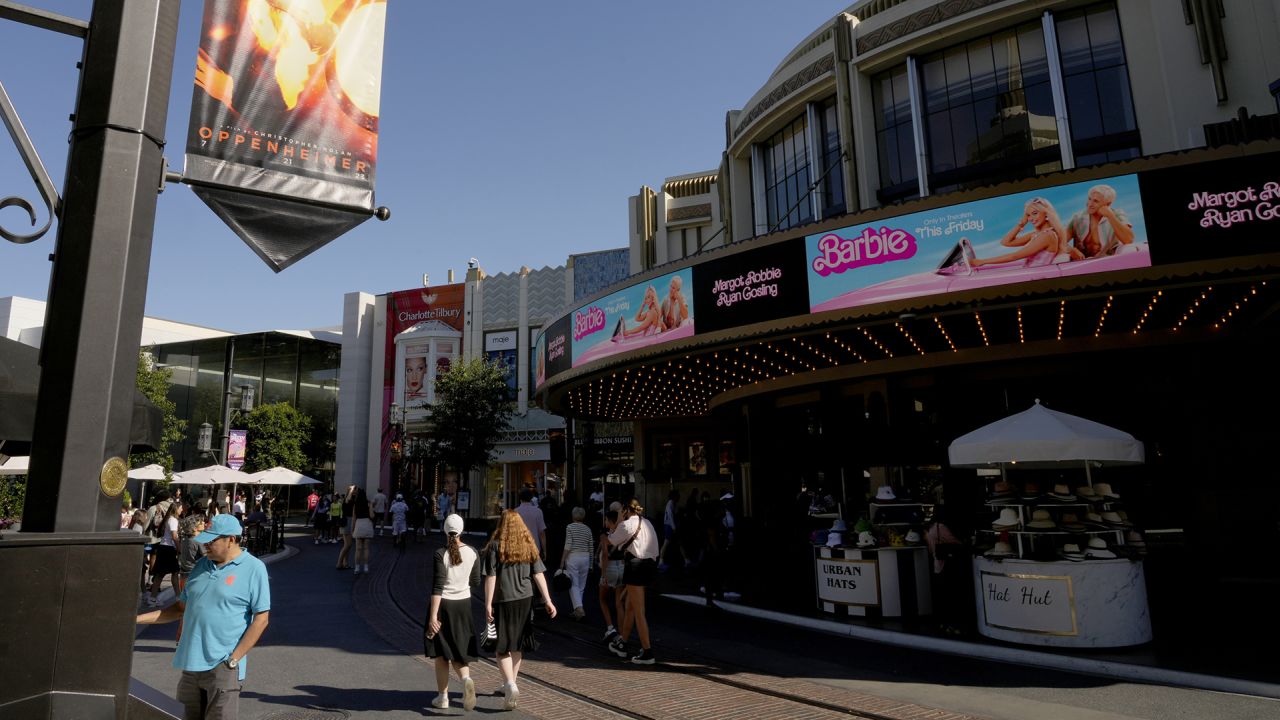 Реклами за филмите "Oppenheimer" и "Barbie" се появяват в AMC Theaters в The Grove в четвъртък, 20 юли 2023 г., в Лос Анджелис. 