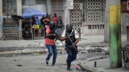 Воюващи банди управляват огромна част от столицата на Хаити и основното пристанище - задушавайки жизненоважни линии за доставки към останалата част от страната.
