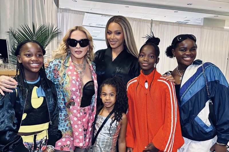 Madonna and Beyoncé pose with some of their daughters at