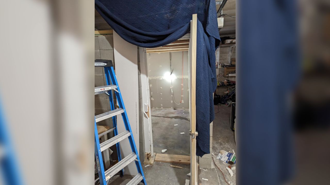 Жена е избягала от тази импровизирана килия от пепелни блокове, казва ФБР.