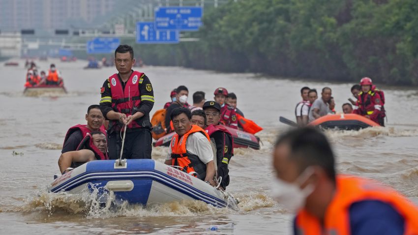 Locuitorii evacueaza cu barci de cauciuc prin apele de inundatii in Zhuozhou, in provincia Hebei din nordul Chinei, la sud de Beijing, miercuri, 2 august 2023. Capitala Chinei a inregistrat cele mai abundente precipitatii din ultimii 140 de ani in ultimele zile.  Printre zonele cele mai afectate se numara Zhuozhou, un oras mic care se invecineaza cu sud-vestul Beijingului.  (AP Foto/Andy Wong)