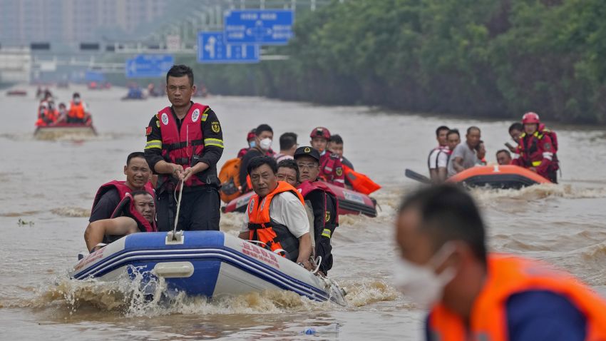 Locuitorii evacueaza cu barci de cauciuc prin apele de inundatii in Zhuozhou, in provincia Hebei din nordul Chinei, la sud de Beijing, miercuri, 2 august 2023. Capitala Chinei a inregistrat cele mai abundente precipitatii din ultimii 140 de ani in ultimele zile. Printre zonele cele mai afectate se numara Zhuozhou, un oras mic care se invecineaza cu sud-vestul Beijingului. (AP Foto/Andy Wong)