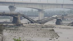 Снимката е направена на 2 август 2023 г. показва мост, срутен след скорошния проливен дъжд в Пекин. (Снимка от Kyodo News чрез Getty Images)