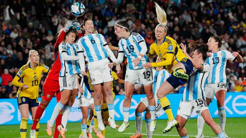 Швеция ще играе със САЩ на 16-финалите, след като победи Аржентина, докато Южна Африка пише история